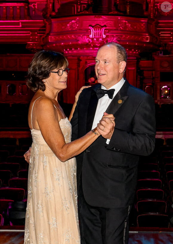 Le prince Albert II de Monaco et la princesse Stéphanie de Monaco lors du Bal du Centenaire en hommage au Prince Rainier III au profit de "The Fight Aids Monaco" à l'atrium du Casino de Monte-Carlo à Monaco, le 20 octobre 2023. © Jean-Charles Vinaj/Pool Monaco/Bestimage 