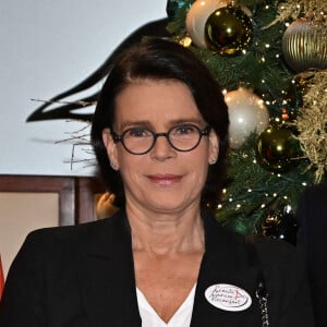 La princesse Stéphanie de Monaco, le prince Albert II de Monaco et Valérie Barilaro, la présidente de l'association, durant les 30 ans de l'association Ecoute Cancer Réconfort au Yacht Club de Monaco, le 29 novembre 2022. © Bruno Bebert / Bestimage 