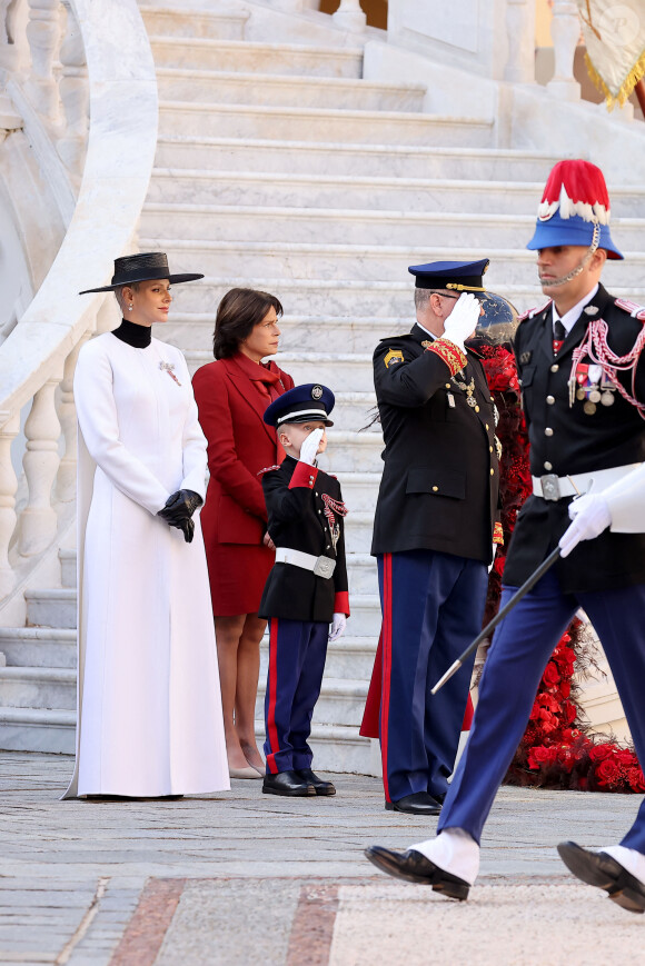 La princesse Charlène de Monaco, Le prince Jacques de Monaco, marquis des Baux, La princesse Stéphanie de Monaco, le prince Albert II - La famille princière de Monaco dans la cour du palais lors de la Fête Nationale de la principauté de Monaco le 19 novembre 2022. © Dominique Jacovides / Bruno Bebert / Bestimage 