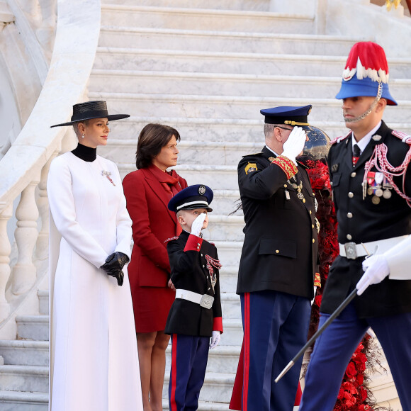 La princesse Charlène de Monaco, Le prince Jacques de Monaco, marquis des Baux, La princesse Stéphanie de Monaco, le prince Albert II - La famille princière de Monaco dans la cour du palais lors de la Fête Nationale de la principauté de Monaco le 19 novembre 2022. © Dominique Jacovides / Bruno Bebert / Bestimage 