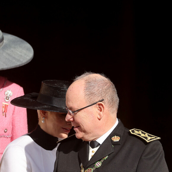 Le prince Albert II de Monaco, la princesse Charlene, la princesse Stéphanie, la princesse Caroline de Hanovre - Sorties de la cathédrale Notre-Dame-Immaculée de Monaco pour la messe lors de la Fête Nationale de la principauté de Monaco le 19 novembre 2022. © Dominique Jacovides / Bruno Bebert / Bestimage 