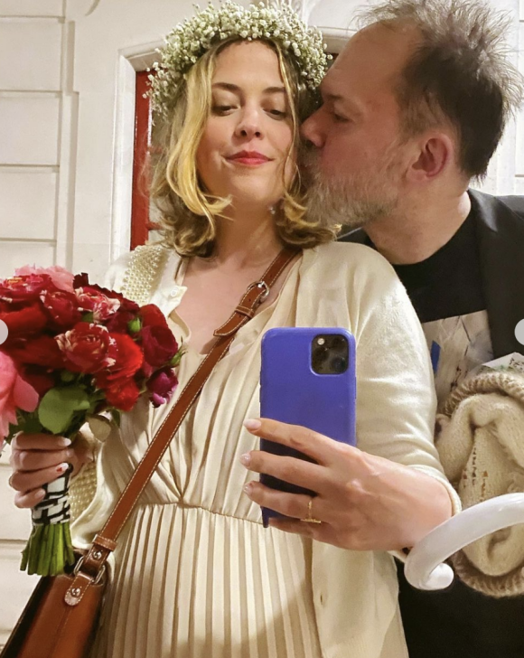 Louison, chroniqueuse dans l'émission "Le 20 Heures de Ruquier", s'est mariée à son compagnon Vince Brunner. Instagram
