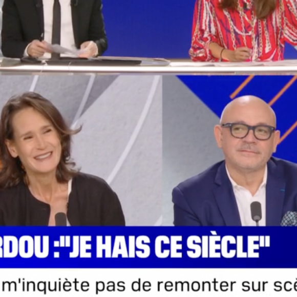 Louison, la chroniqueuse du "20 Heures de Ruquier" annonce s'être mariée face à Michel Sardou. BFMTV