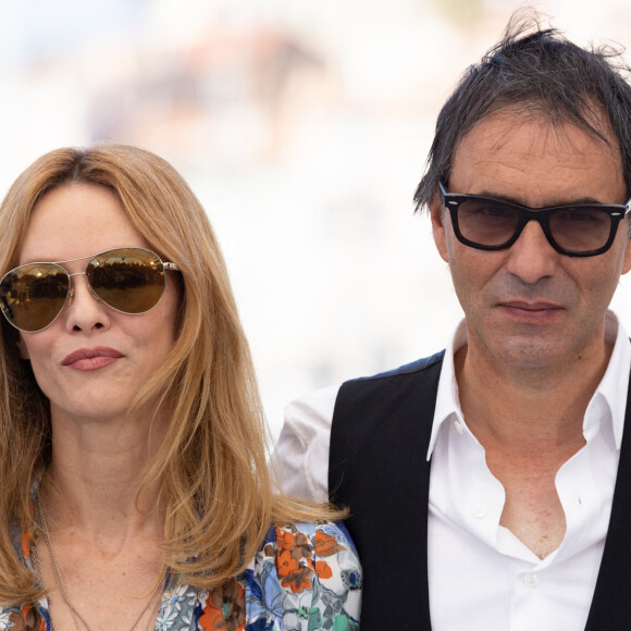 Vanessa Paradis, Samuel Benchetrit (réalisateur) au photocall du film "Cette musique ne joue pour personne" (Cannes première) lors du 74ème festival international du film de Cannes le 10 juillet 2021 © Borde / Jacovides / Moreau / Bestimage 