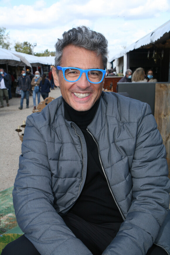 Sa bonne humeur et ses célèbres lunettes bleues en ont fait un réel personnage auquel les téléspectateurs se sont attachés.
Exclusif - Julien Cohen - Ouverture de la Foire de Chatou 2020, le 26 septembre 2020. © JLPPA/Bestimage