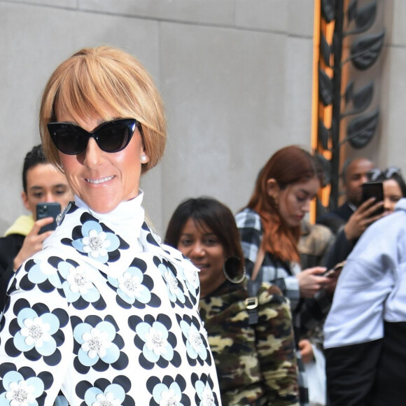 Céline Dion salue ses fans à New York le 3 mars 2020, elle porte un ensemble inspiré des années 60 noir et blanc. 