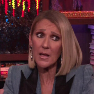 Céline Dion est sur le plateau de l'émission Watch What Happen Live. Elle révèle qu'elle n'a pas eu de compagnon depuis le décès de son mari en 2016.