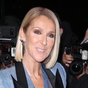 Celine Dion arbore un total look jean veste et cravate à la sortie de son hôtel à New York, le 14 novembre 2019 