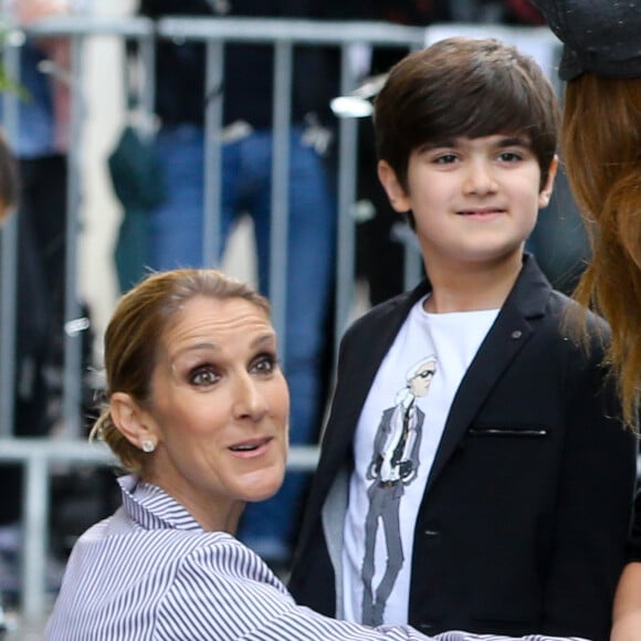 Elle était en famille mais on ne sait pas lesquels de ses trois enfants étaient présents
La chanteuse canadienne Céline Dion quitte Paris pour partir en vacances après sa tournée en Europe à guichets fermés. Céline Dion et ses jumeaux, Eddy et Nelson, ont reçu une pluie de confettis avant de monter dans leur voiture à la sortie de l'hôtel Royal Monceau, à Paris, France, le 10 août 2017. Le personnel de l'établissement et ses fans étaient au rendez-vous pour lui dire au revoir. Céline aura donné 25 concerts depuis juin, (dont 10 dates en France). Elle remontera sur scène le 19 septembre dans la salle de concert du Colosseum au Caesar Palace à Las Vegas. © Agence/Bestimage - 
