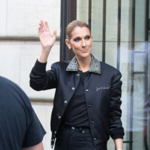 Céline Dion n'avait pas été vue depuis des mois
Céline Dion et son fils René-Charles Angelil sortent de l'hôtel Royal Monceau à Paris.