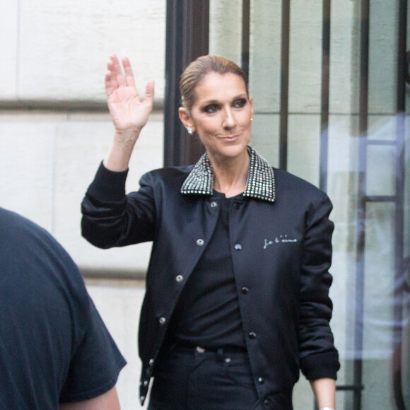 Céline Dion n'avait pas été vue depuis des mois
Céline Dion et son fils René-Charles Angelil sortent de l'hôtel Royal Monceau à Paris.