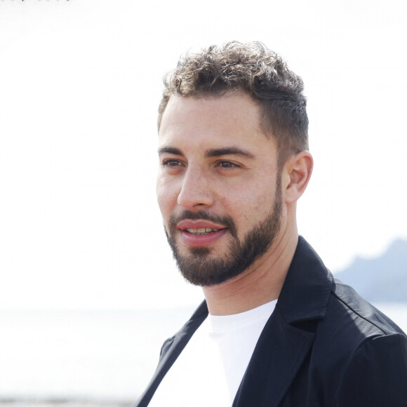 Marwan Berreni lors du photocall de "Plus Belle La Vie" lors du festival Cannes Series 2022. Cannes le 23 avril 2022. © Denis Guignebourg/Bestimage