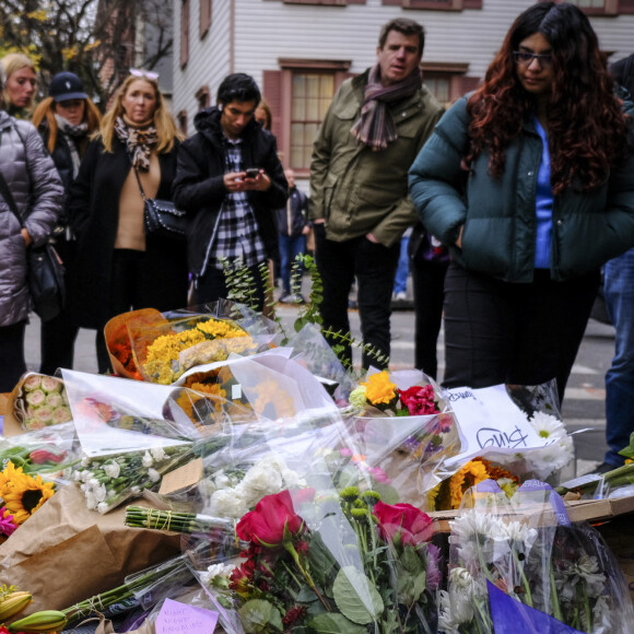 De nombreux hommages sont rendus à l'acteur de la célèbre série "Friends", Matthew Perry, devant son appartement dans la série à New York. Le 31 octobre 2023.