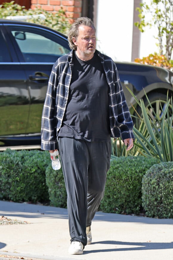 L'interprète de Chandler Bing a pris le déjeuner à l'Hotel Bel-Air, le vendredi 27 octobre 2023, auprès d'une belle brune.
Exclusif - Matthew Perry se promène dans son quartier de Los Angeles, le 12 mai 2022.