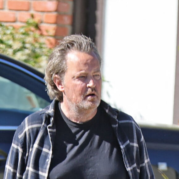 L'interprète de Chandler Bing a pris le déjeuner à l'Hotel Bel-Air, le vendredi 27 octobre 2023, auprès d'une belle brune.
Exclusif - Matthew Perry se promène dans son quartier de Los Angeles, le 12 mai 2022.