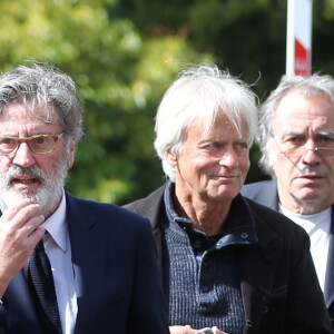 Daniel Auteuil et Dave - Sorties des obsèques de Guy Béart dans le carré juif du cimetière de Garches. Le 21 septembre 2015 