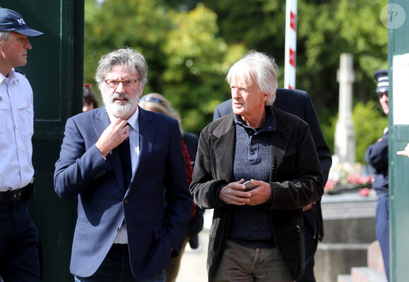 Daniel Auteuil et Dave - Sorties des obsèques de Guy Béart dans le carré juif du cimetière de Garches. Le 21 septembre 2015