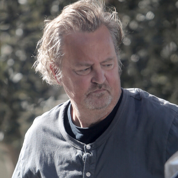Un décès qui aurait été prédit quelques jours plus tôt par le célèbre médium John Edward.
Exclusif - Matthew Perry supervise la livraison d'un lit sur mesure et d'autres meubles de maison de fantaisie dans son nouveau domicile à Los Angeles.