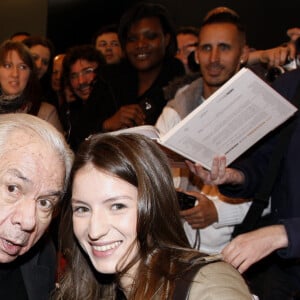 "Très jeune, j'ai pu observer à quel point la vie de famille pouvait être compliquée, parfois conflictuelle, parfois décevante"
Michel et sophie GALABRU - 33eme edition du Salon du Livre a la porte de Versailles a Paris.