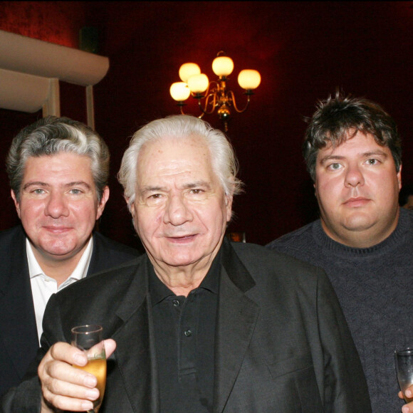 Michel Galabru et ses fils Jean et Philippe - Michel Galabru fête ses 82 ans après sa pièce de théâtre "Les Rustres" au théâtre Saint-Georges le 28 octobre 2004