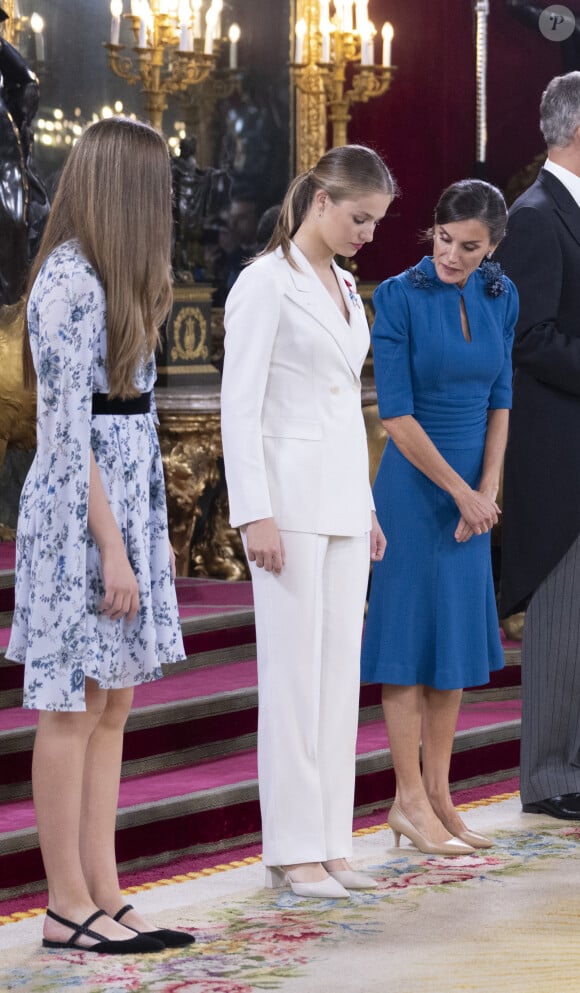 L'infante Sofia d'Espagne, La princesse Leonor, La reine Letizia d'Espagne - La famille royale d'Espagne arrive à la réception au palais royal, à la suite de la cérémonie de serment de la princesse Leonor à Madrid, le 31 octobre 2023.