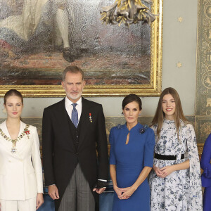 Le roi Felipe VI d'Espagne, L'infante Sofia d'Espagne,La princesse Leonor, La reine Letizia d'Espagne - La famille royale d'Espagne arrive au déjeuner au palais royal, à la suite de la cérémonie de serment de la princesse Leonor à Madrid, le 31 octobre 2023.