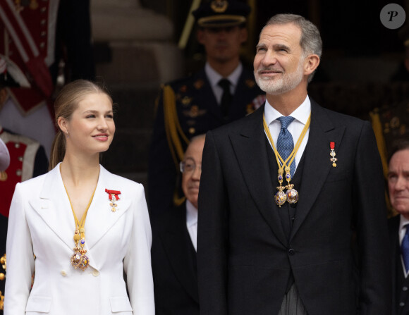La princesse Leonor et Le roi Felipe VI d'Espagne - La princesse Leonor, entourée de la famille royale, quitte le Parlement après avoir prêté serment, à l'occasion de son 18ème anniversaire à Madrid, le 31 octobre 2023. 