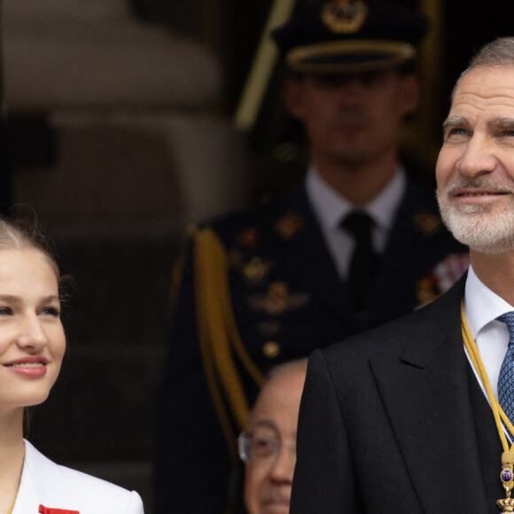La princesse Leonor et Le roi Felipe VI d'Espagne - La princesse Leonor, entourée de la famille royale, quitte le Parlement après avoir prêté serment, à l'occasion de son 18ème anniversaire à Madrid, le 31 octobre 2023. 