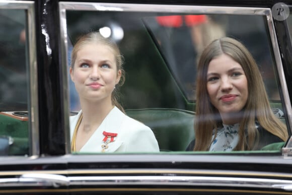 La princesse Leonor et L'infante Sofia d'Espagne - La princesse Leonor, entourée de la famille royale, quitte le Parlement après avoir prêté serment, à l'occasion de son 18ème anniversaire à Madrid, le 31 octobre 2023. 
