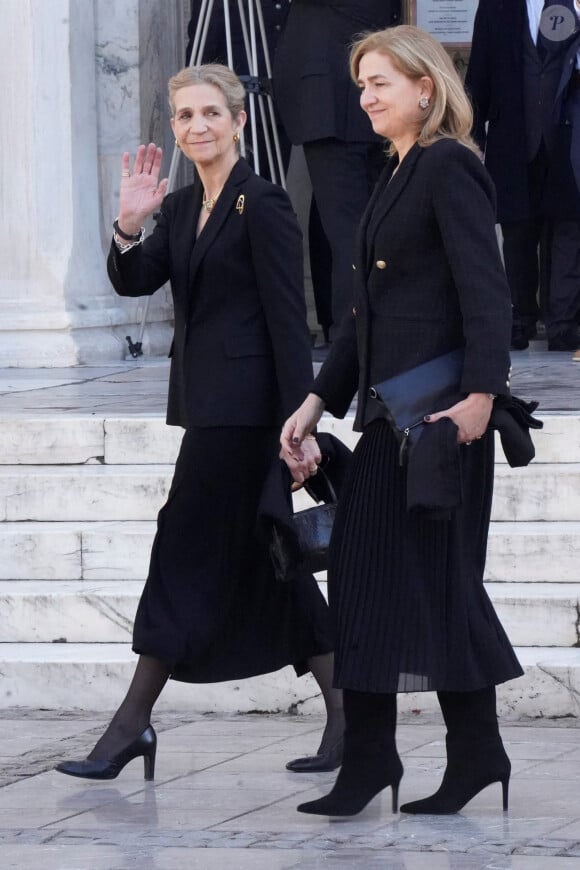Même Cristina et Elena d'Espagne, les soeurs de Felipe VI et leurs enfants, avec qui les relatons sont difficiles.
L'infante Elena d'Espagne et la princesse Cristina d'Espagne lors de la messe d'hommage à Constantin de Grèce en la cathédrale d'Athènes, le 18 février 2023. 