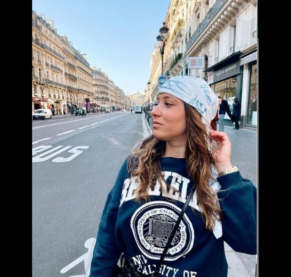 "Je lui ai donné plein de trucs qu'elle vend, explique-t-elle Heureusement je l'aime. Je lui fais sa pub Vinted en plus."
Anaïs, la belle-soeur de Camille Lellouche. Instagram. Le 22 mars 2022.