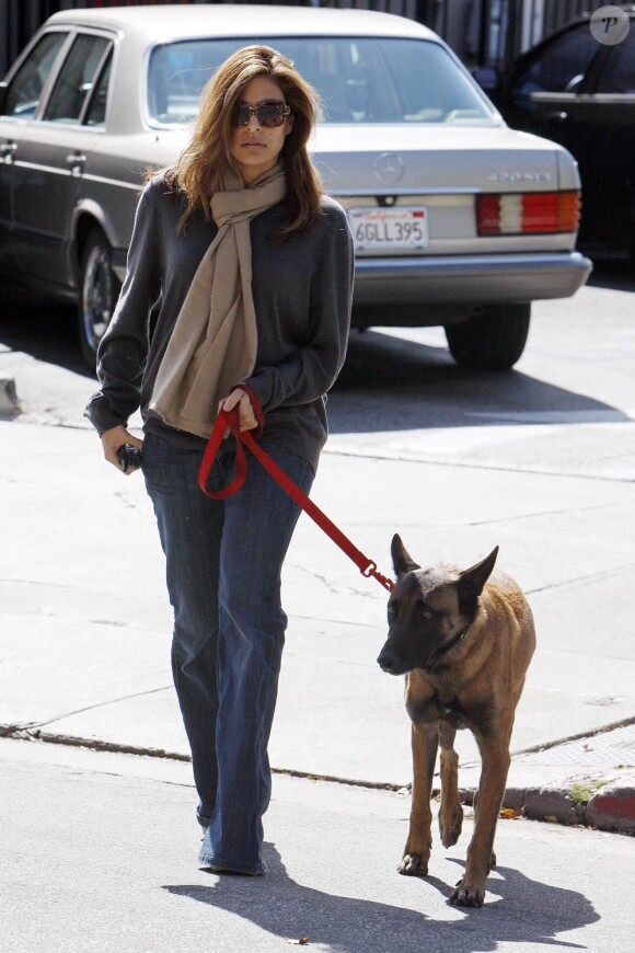 Eva Mendes et son chien à Beverly Hills, le 9 mars 2010