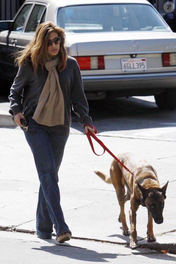 Eva Mendes et son chien à Beverly Hills, le 9 mars 2010