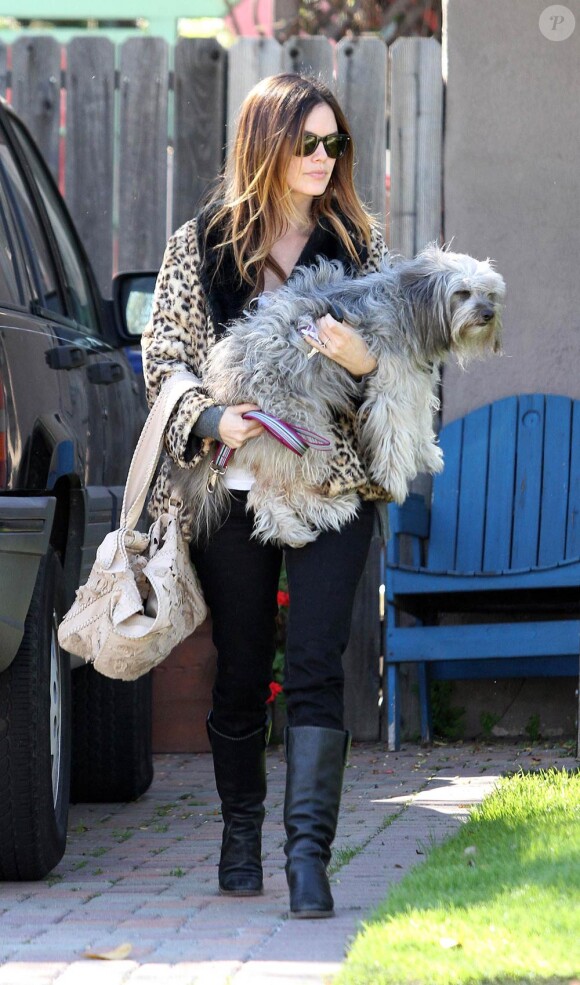 Rachel Bilson et son chien à Toluca Lake, le 9 mars 2010