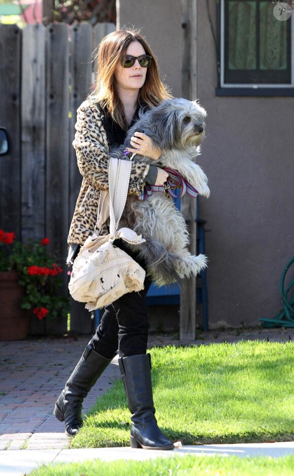 Rachel Bilson et son chien à Toluca Lake, le 9 mars 2010