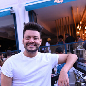 Exclusif - Kev Adams - Inauguration du restaurant du rappeur Black M, le "Merci Charles !" au 35 Bd Berthier 750017 à Paris le 8 juin 2023. © Rachid Bellak/Bestimage 