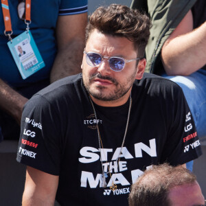 Noamment pour "Paris Match". Il avait expliqué pour le magazine avoir déjà eu des relations amoureuses avec ses fans.
Kev Adams dans les tribunes lors des Internationaux de France de Tennis de Roland Garros 2023. Paris, le 29 mai 2023. © Jacovides / Moreau / Bestimage