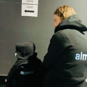 Julien Doré vient de poster une adorable séquence avec son fils sur Instagram
Julien Doré avec son fils dans les coulisses d'un concert. Photo publiée sur Instagram.