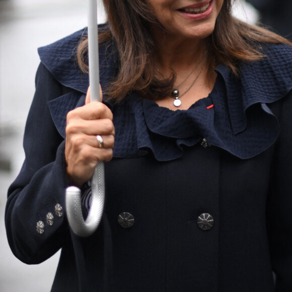 Le roi d'Angleterre et la reine consort d'Angleterre, accompagnés de la maire de Paris, Anne Hidalgo, visitent le marché aux fleurs du centre de Paris , France, le 21 septembre 2023, nommé d'après sa défunte Majesté la reine Elizabeth lors de sa visite d'État à Paris en 2014, le deuxième jour de sa visite d'État en France. 