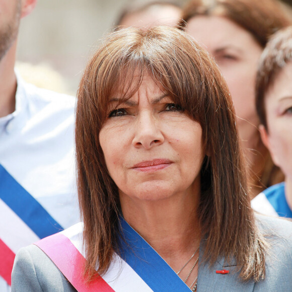 Une minute de silence en hommage aux victimes des violences lors des emeutes a paris et en France a l'hotel de ville de Paris en presence de Anne Hidalgo