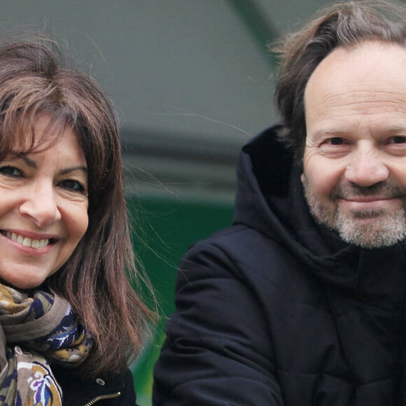 Mais encore une fois, c'est un voyage prévu sur ses propres fonds qui a été organisé. Mais la polémique est loin d'être finie... 
Anne Hidalgo et son mari Jean-Marc Germain assistent en amoureux au Marathon de Paris 2023 le 2 avril 2023.