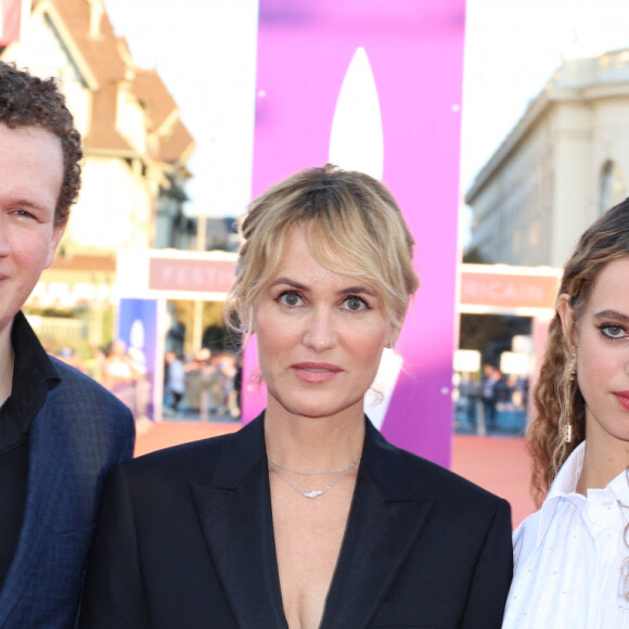 Judith Godrèche entre son fils Noé Boon et sa fille Tess Berthelemy à la première du film "Dogman" lors du 49ème Festival du Cinema Americain de Deauville, France, le 2 septembre 2023. © Denis Guignebourg/BestImage 