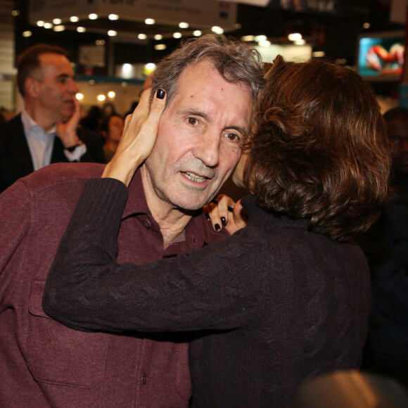 Jean-Jacques Bourdin et sa femme Anne Nivat lors du salon du livre de Paris le 17 Mars 2018 à la Porte de Versailles de Paris. © Denis Guignebourg/Bestimage
