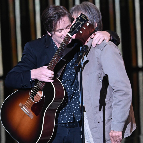 Son fils, il l'a dans la peau. Voilà qui vaut bien, effectivement, un second volume !
Thomas Dutronc et Jacques Dutronc - 37e cérémonie des Victoires de la musique à la Seine musicale de Boulogne-Billancourt, le 11 février 2022. © Guirec Coadic/Bestimage