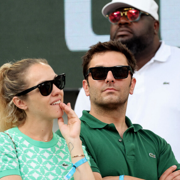 Pio Marmaï et sa compagne Charlotte Ranson (enceinte) - Célébrités en tribunes des Internationaux de France de tennis de Roland Garros 2023 à Paris le 11 juin 2023. © Jacovides-Moreau/Bestimage 