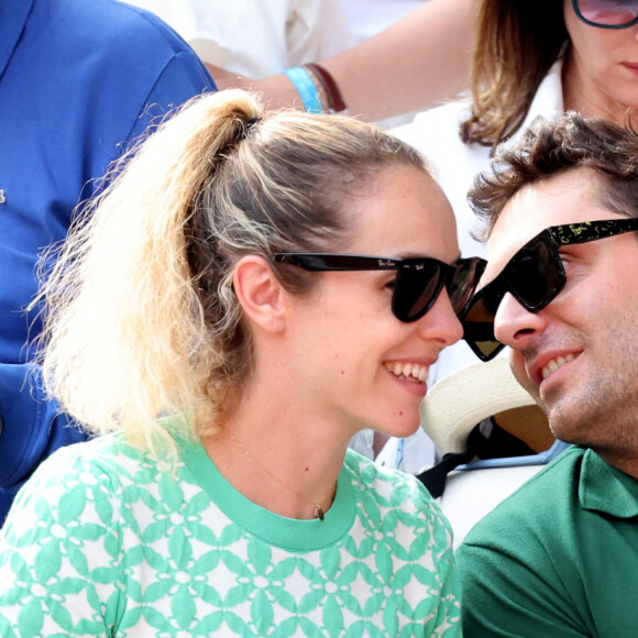 d'errance..." Un moment difficile à vivre pour celui qui est en couple avec Charlotte Ranson.
Pio Marmaï et sa compagne Charlotte Ranson (enceinte) - Célébrités en tribunes des Internationaux de France de tennis de Roland Garros 2023 à Paris le 11 juin 2023. © Jacovides-Moreau/Bestimage 