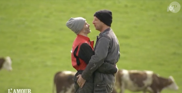 Face à Karine Le Marchand, il a malheureusement expliqué que Thibault ne s'était finalement pas révélé être la personne qu'il espérait.
Julien et Thibault dans "L'amour est dans le pré"