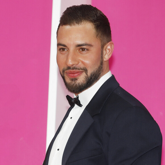 Vive émotion lors des obsèques, lorsque les proches de Marwan Berreni ont diffusé des photos et vidéos en hommage.
Marwan Berreni lors du photocall de "Plus Belle La Vie" lors du festival Cannes Series 2022. Cannes le 23 avril 2022. © Denis Guignebourg/Bestimage