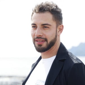 Alors qu'il était recherché après un accident de la route, Marwan Berreni a été retrouvé mort pendu dans le Rhône.
Marwan Berreni lors du photocall de "Plus Belle La Vie" lors du festival Cannes Series. Cannes. © Denis Guignebourg/Bestimage