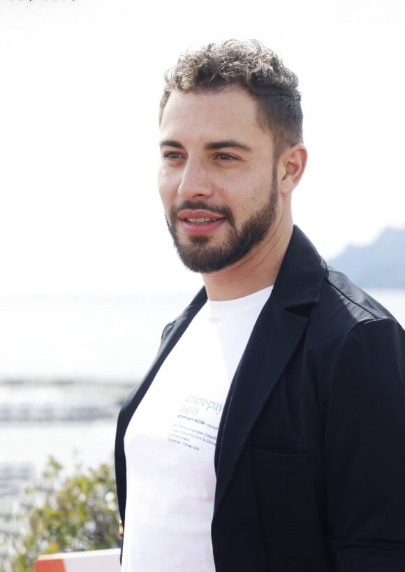 Alors qu'il était recherché après un accident de la route, Marwan Berreni a été retrouvé mort pendu dans le Rhône.
Marwan Berreni lors du photocall de "Plus Belle La Vie" lors du festival Cannes Series. Cannes. © Denis Guignebourg/Bestimage